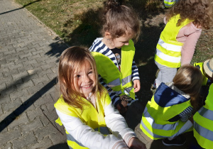 03 Dzieci pokazują znalezione dary jesieni